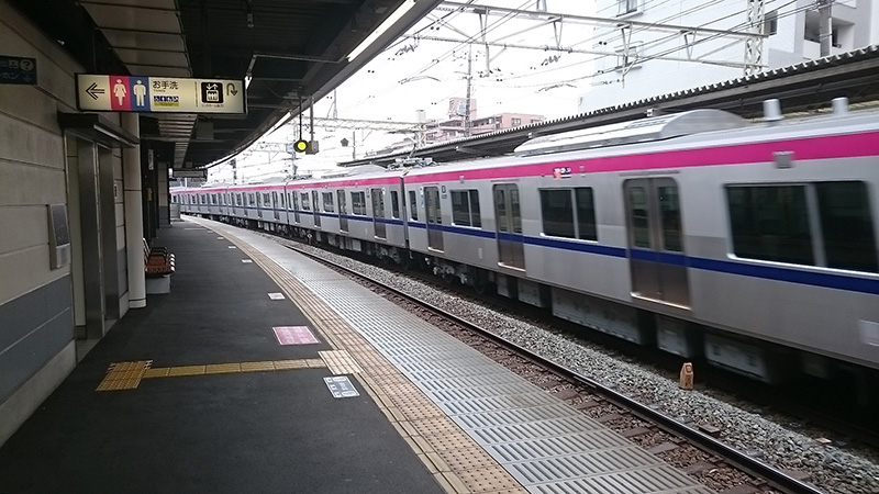 日本打工的另類選擇：推人上電車，時薪 1,500 日元 – 訪談兩位來自台灣的「月台輔助員」