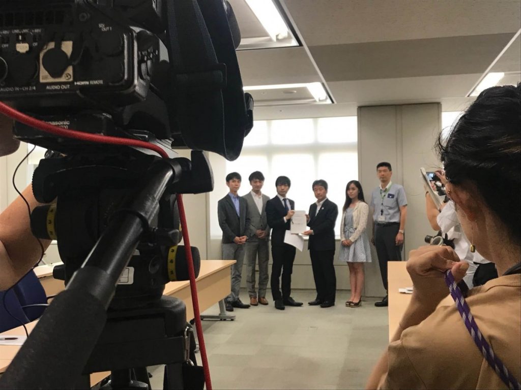 日本高中強迫天生棕髮學生染黑髮被告上法庭  反對強制染黑髮運動事件