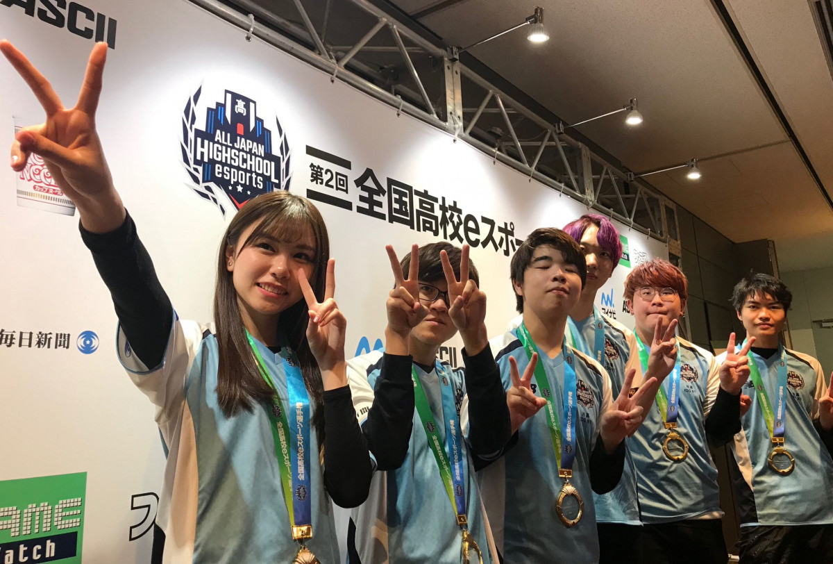 峽谷草叢一點紅 超強日本17歲JK電競少女 參賽隊伍贏得英雄聯盟部門冠軍