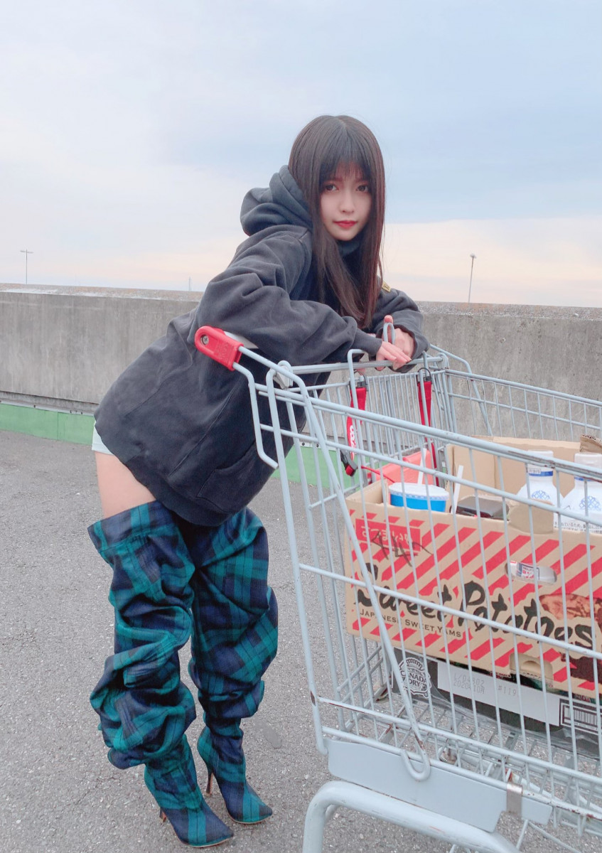 日本熱話少女 猶如褲子半脫的超長靴子引發話題 若隱若現新時尚