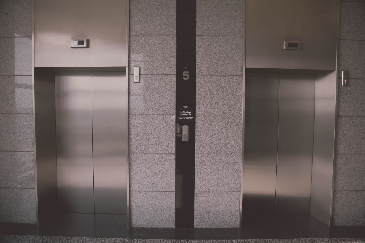 為了減少觸摸公眾物件 嘖嘖稱奇 日本超強對策「防疫電梯」