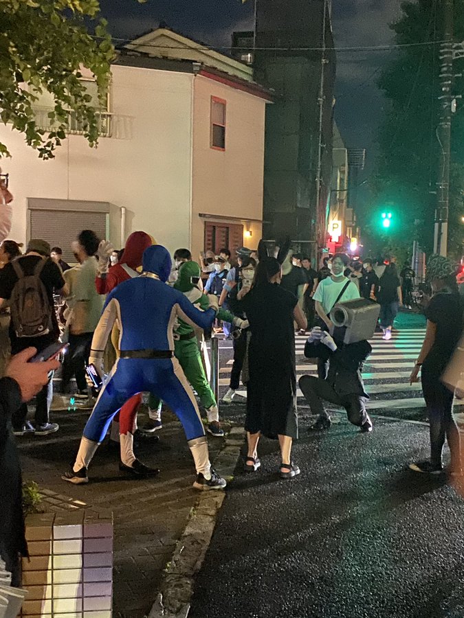 盡顯人性的奇異事件！日本東京舉行「容許盜竊的展覽」展品被搶一空 情況混亂驚動警方