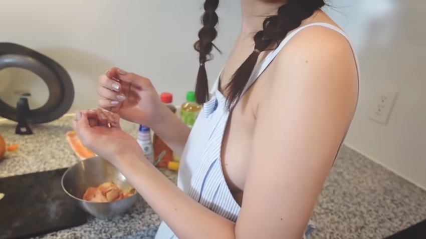 日本夫婦YouTuber高收視影片計劃「男人的夢想」妻子真空穿圍裙煮飯