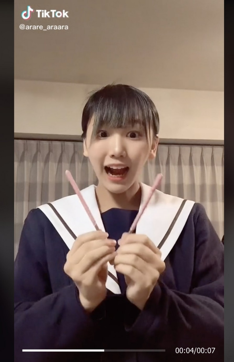 很像新垣結衣嗎？日本18歲高中生「粗垣結衣」再現經典Pocky廣告！