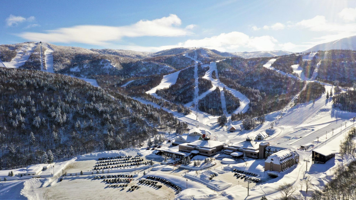  5月也能滑雪？！滑雪迷最後衝刺！即訂「全包式度假村」免煩惱直衝北海道「春滑」+「雪地騎馬」初體驗！大推全新Club Med Kiroro Peak