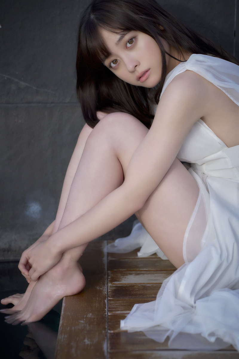 橋本環奈寫真集《カレイドスコープ》紀念她的25歲生日而推出