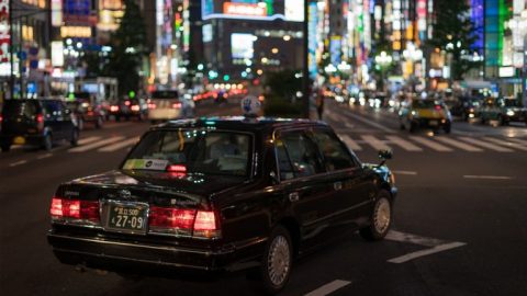 日本政府宣布「白牌車」合法化：網絡預約出租汽車服務解決的士不足問題